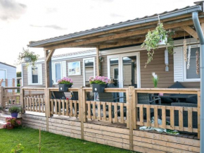 Ocean Dreams Chalet in Oostkapelle with pool
